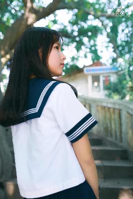 中午妈妈在厨房做饭