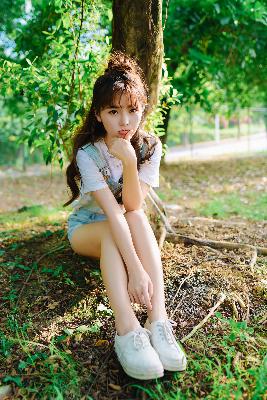 年轻漂亮的女士护士内衣